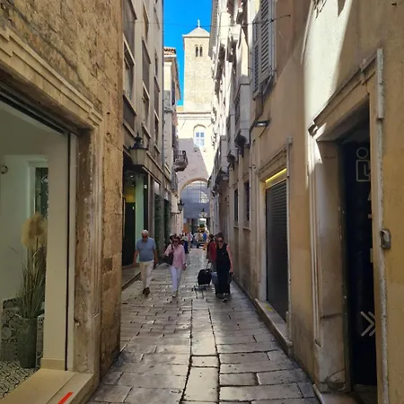 Inchy - In The Center Of Diocletian's Palace Гостьовий будинок Спліт